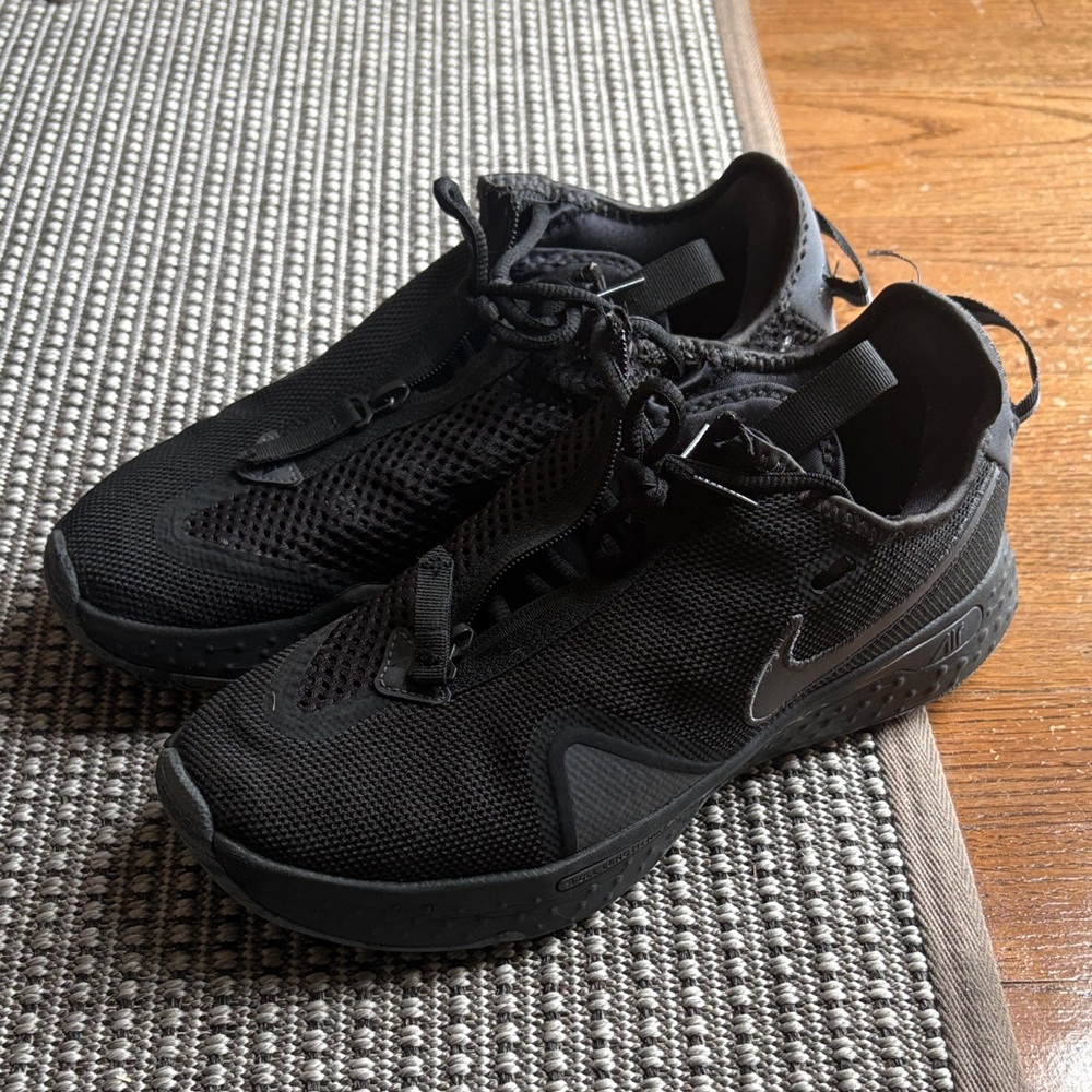Nike Men's Black Mesh Sneakers